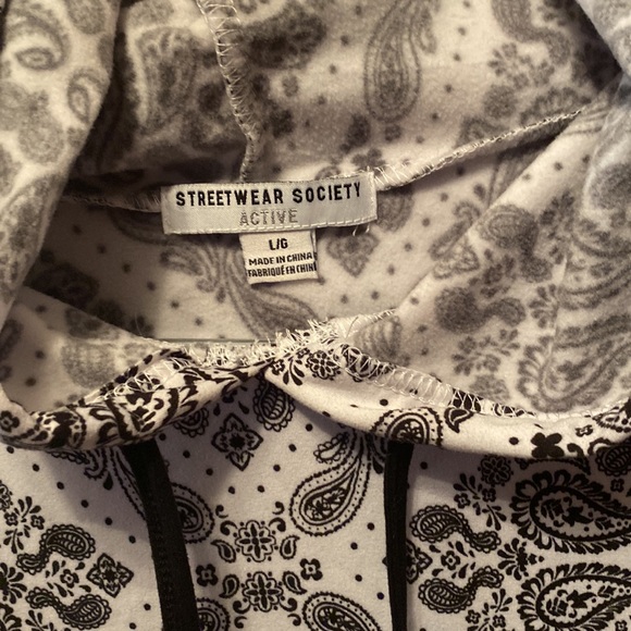 ❌❌SOLD❌❌Women’s white bandana print tracksuit - Picture 2 of 3